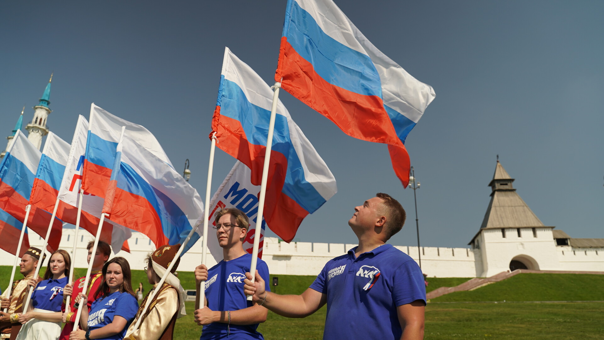 Под Казанским Кремлем развернули самый большой флаг России в ПФО |  22.08.2023 | Нижнекамск - БезФормата