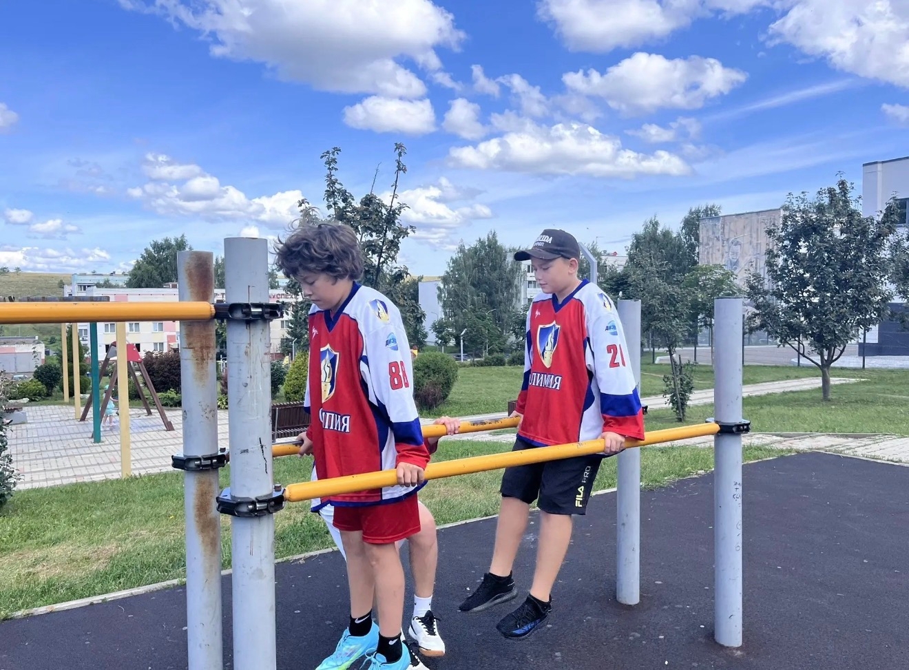 Дворовый движ на турниках