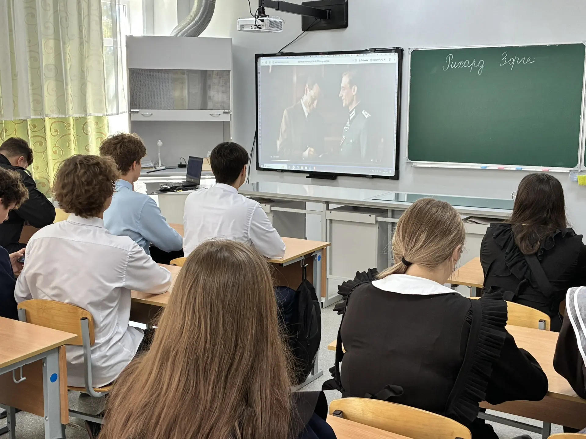 В Камскополянской школе № 1 прошли традиционные занятия из цикла «Разговоры о важном»