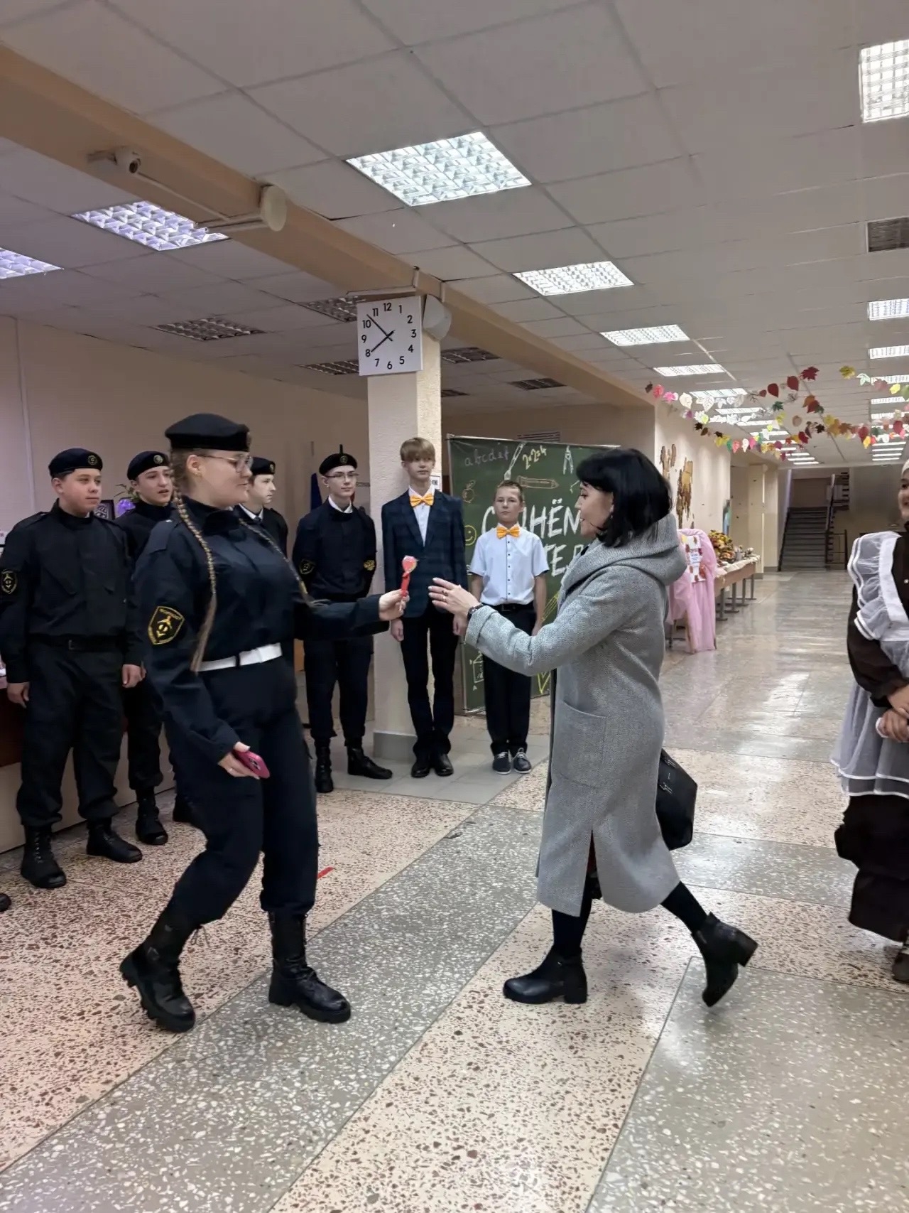  ученики «Форпоста» — море цветов, улыбок и тёплых слов благодарности ждали дорогих учителей.