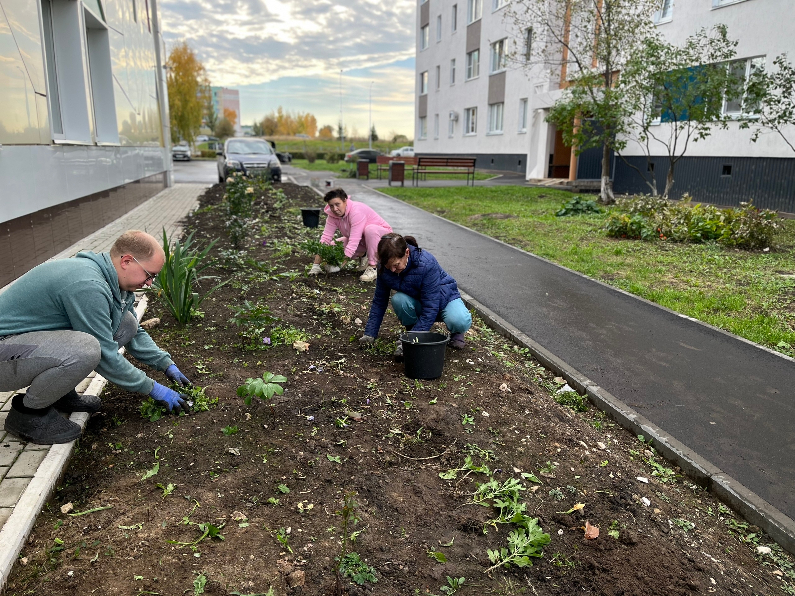 Сотрудники молодёжного центра «Алан» облагородила территорию и клумбу