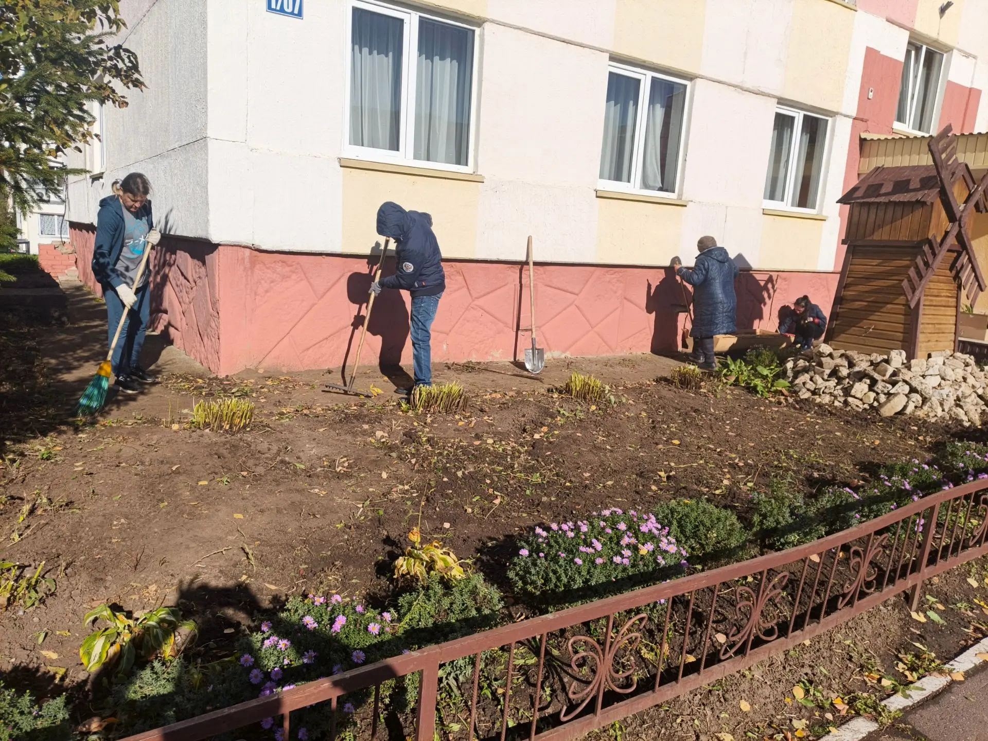 В Камских Полянах окультурили прилегающую территорию перед заморозками