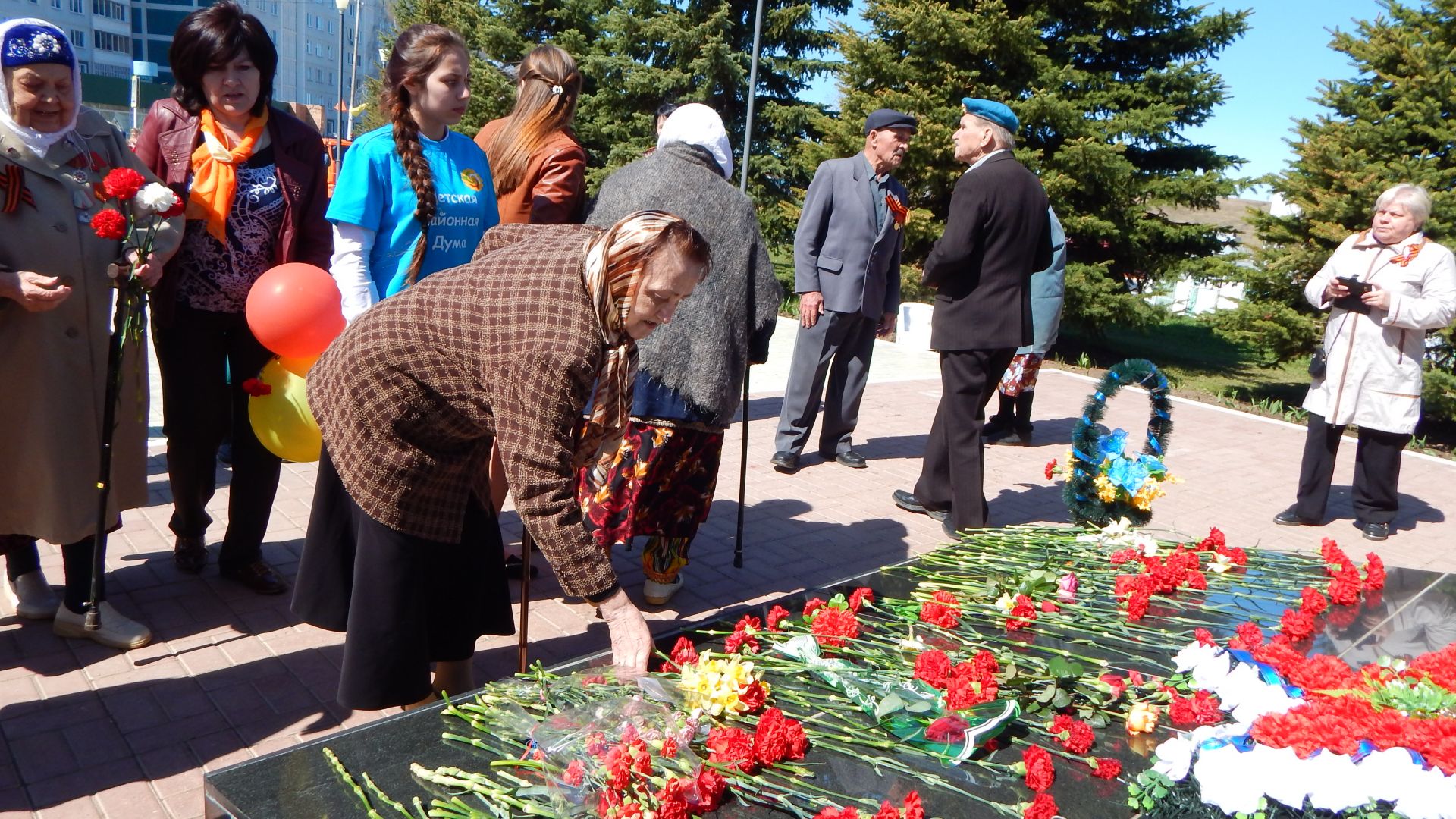 Камполянцы возложили цветы к Монументу Победы