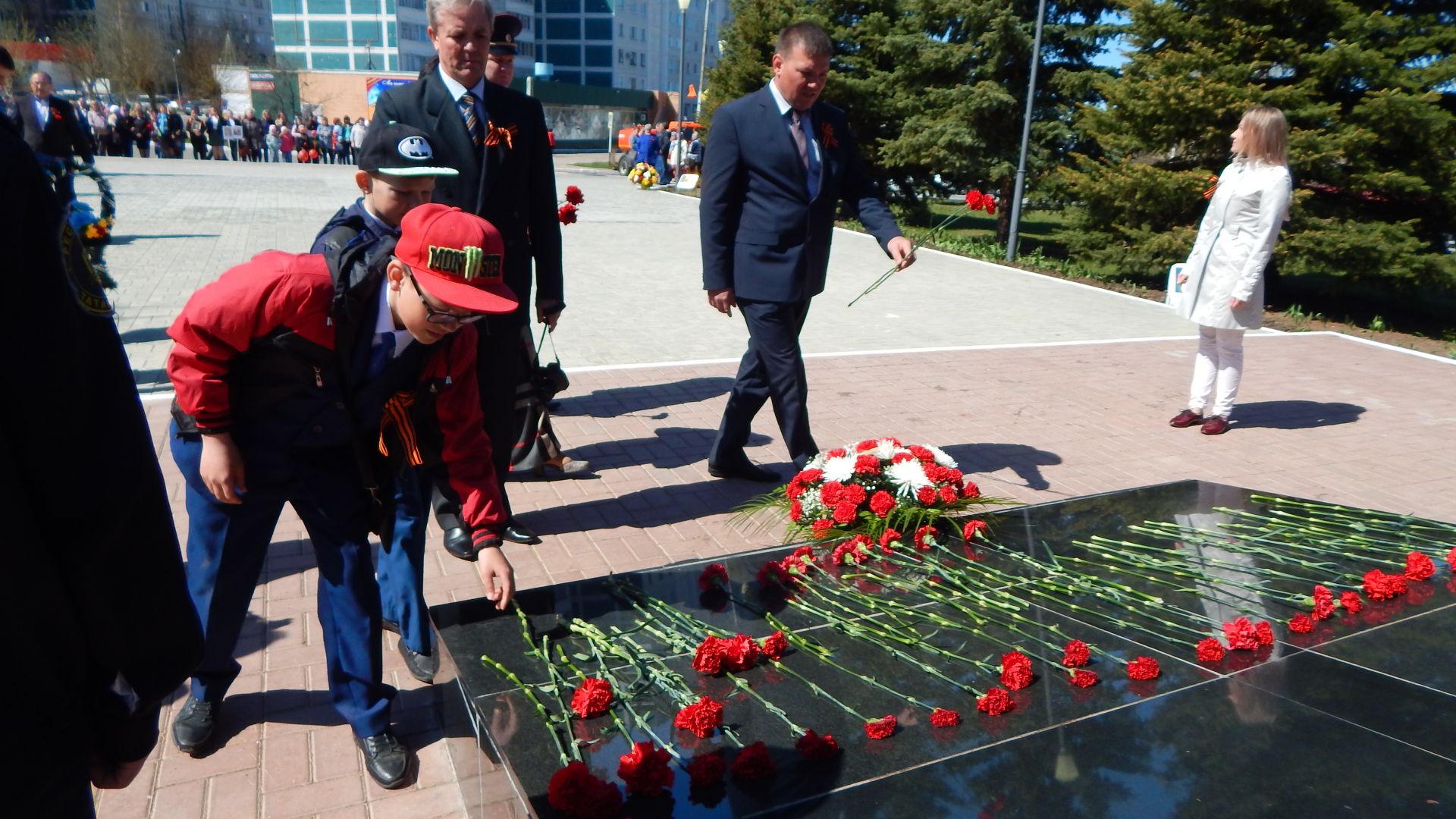 Камполянцы возложили цветы к Монументу Победы