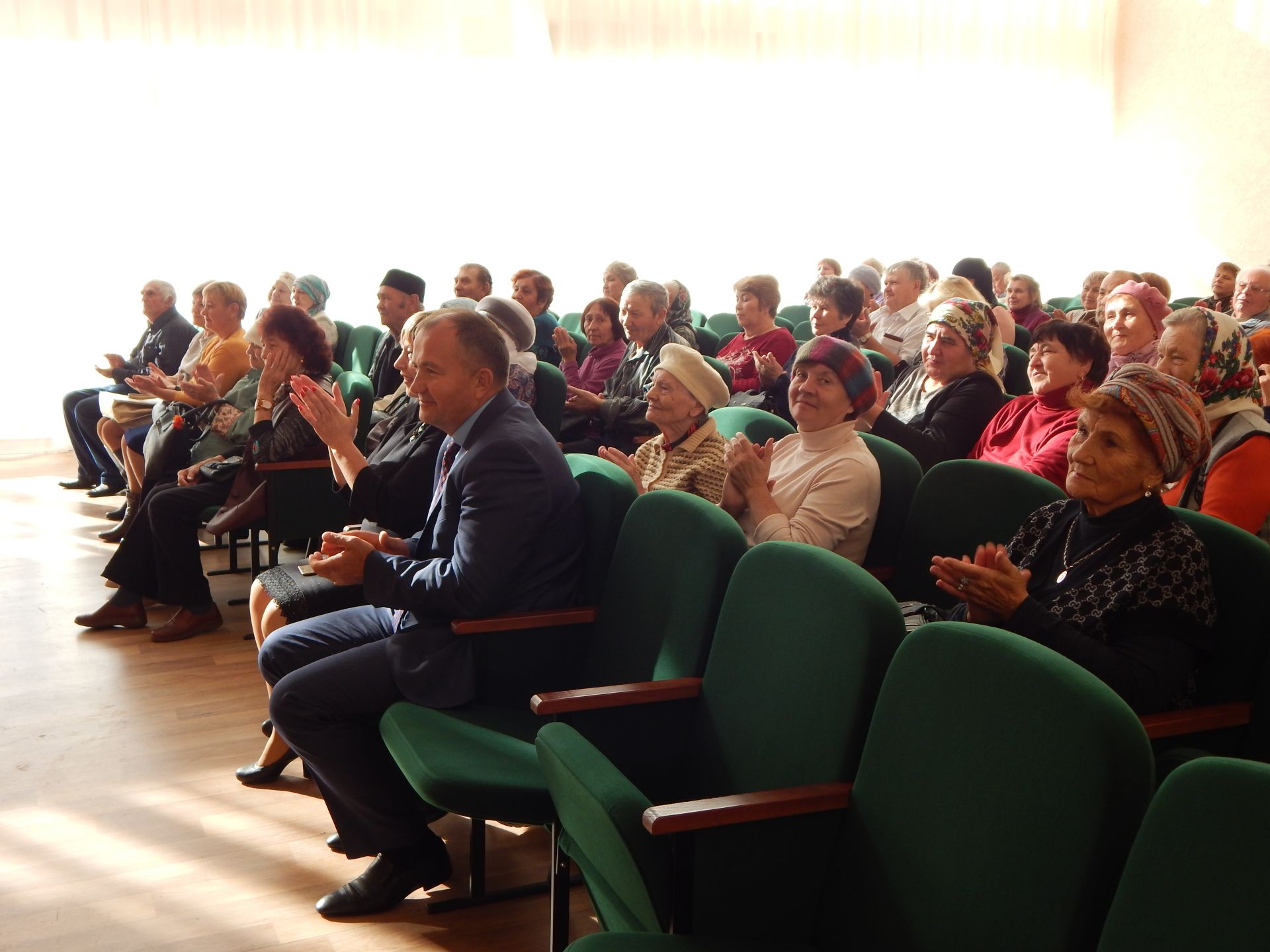 В Камскополянской школе №1 прошел праздничный концерт ко Дню пожилых людей