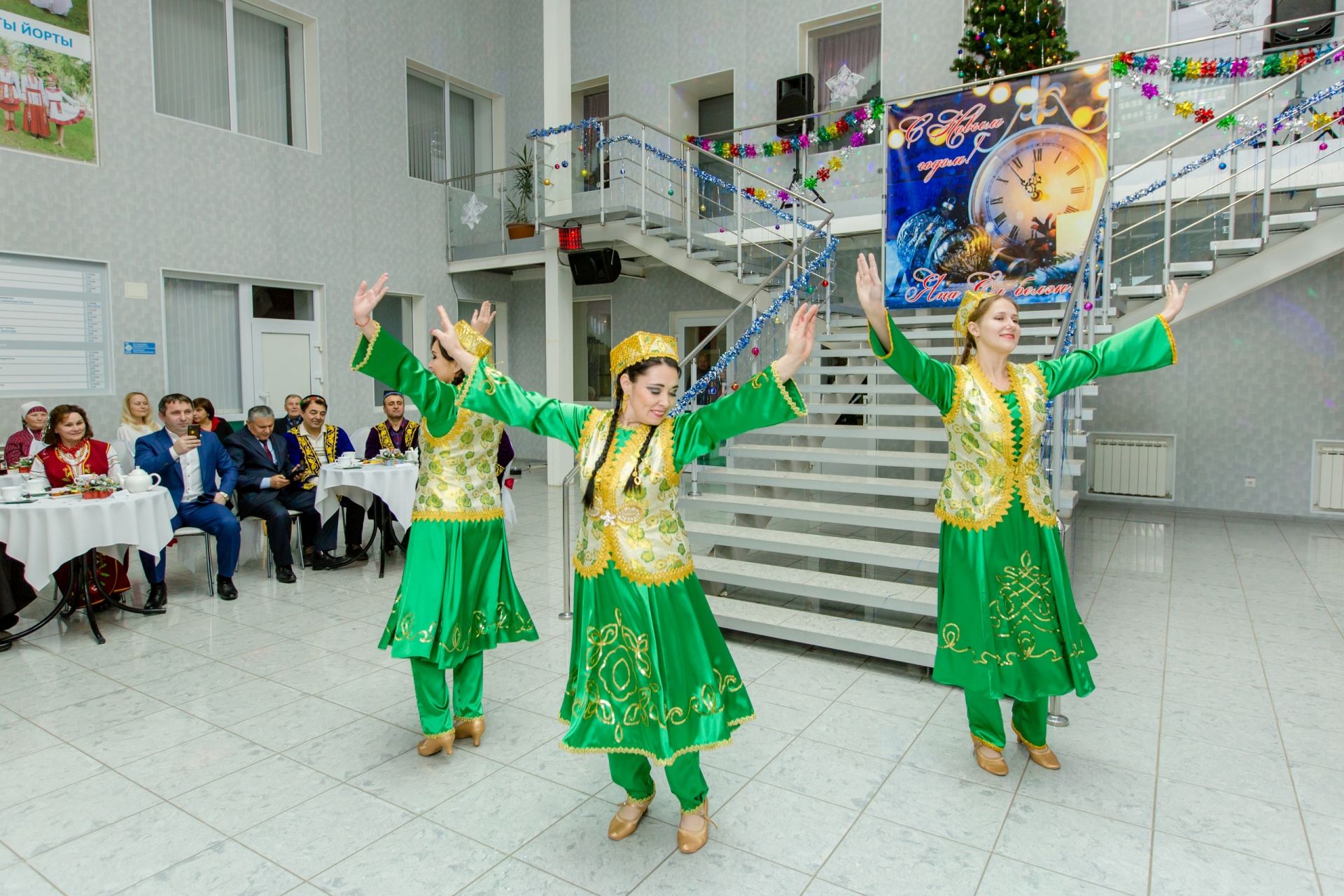 Камполянские девушки студии "МАХАББАТ" приняли участие в Новогоднем "Голубом огоньке" дома дружбы народов