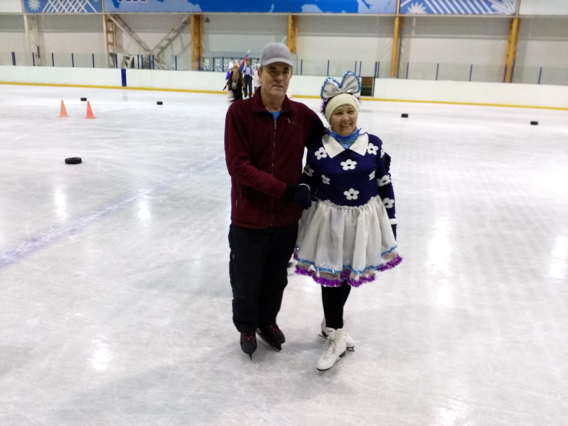 Активные пенсионеры Камских Полян встречают новогодние праздники на ледовом катке