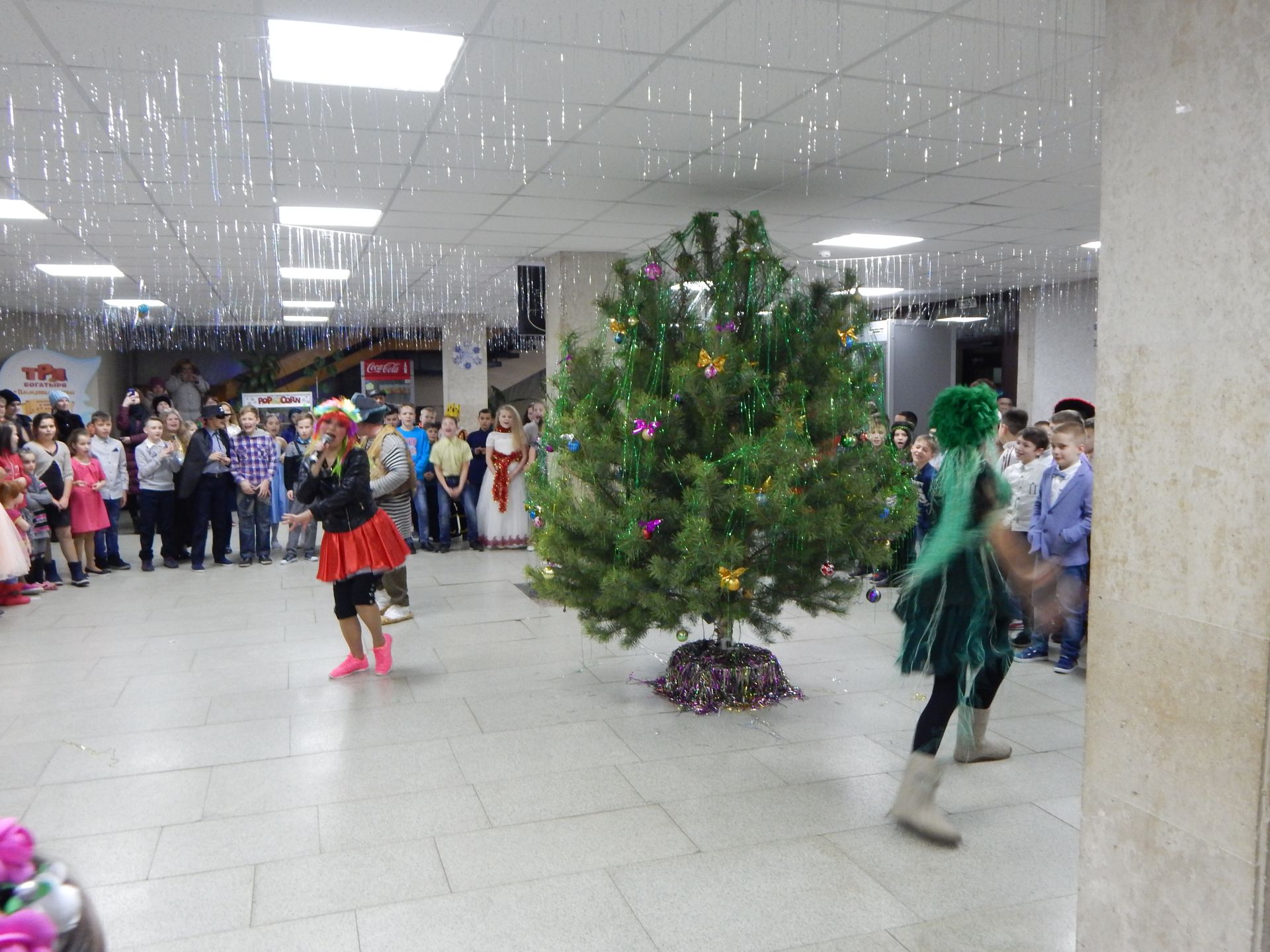 Камполянские школьники побывали на новогодних представлениях