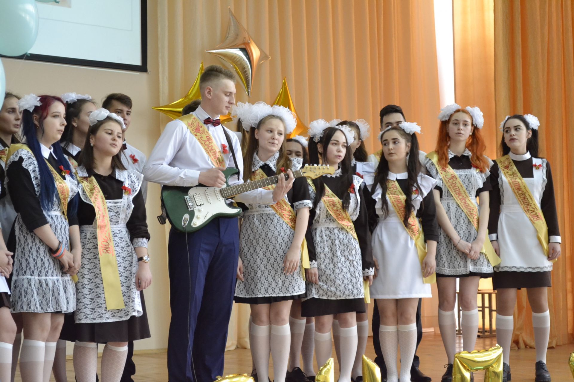 Для выпускников Камскополянской школы №1 прозвенел последний звонок (фоторепортаж)