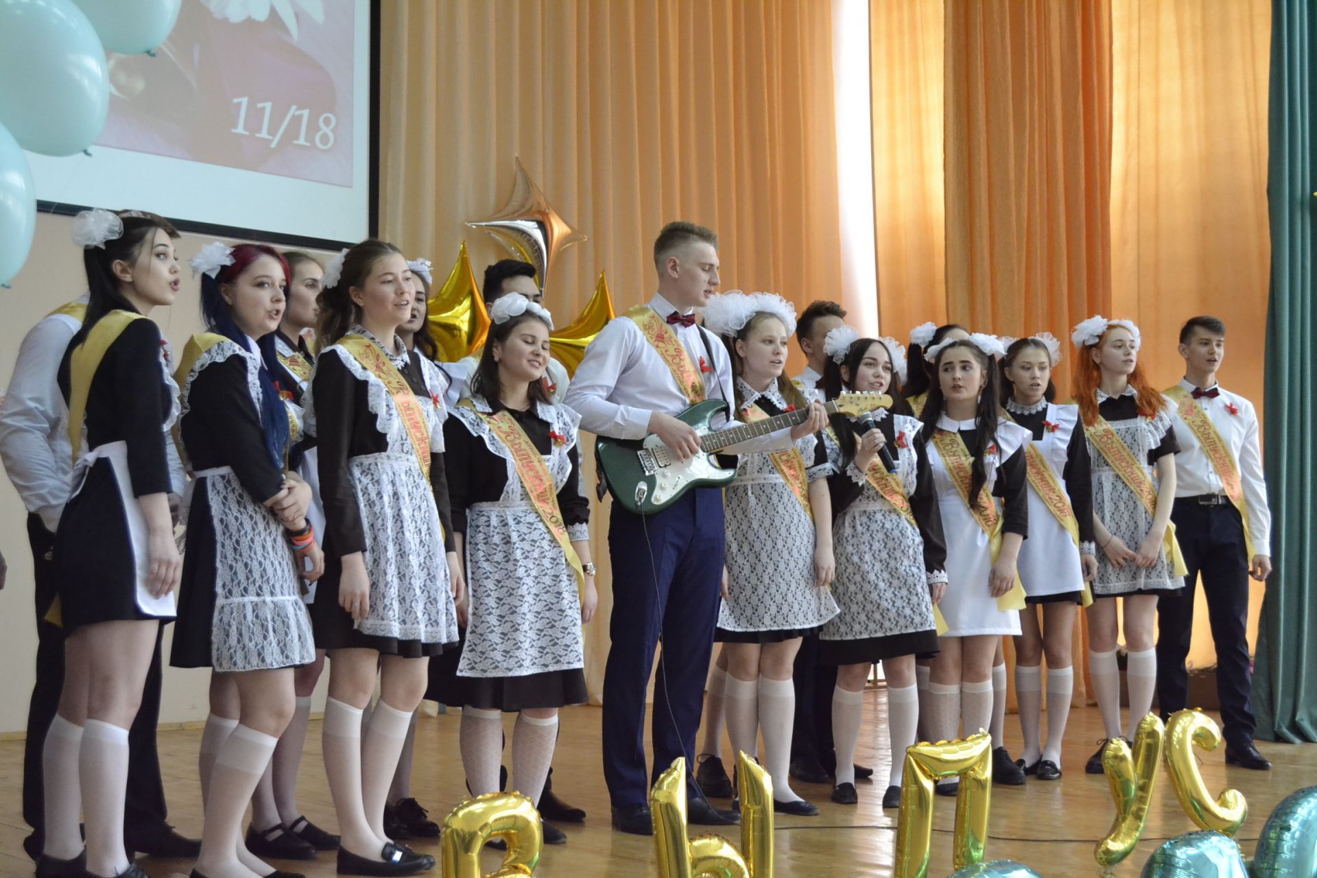 Для выпускников Камскополянской школы №1 прозвенел последний звонок (фоторепортаж)