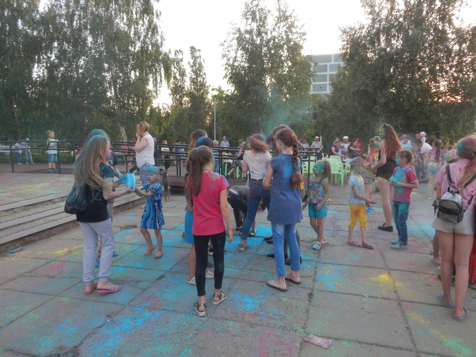 День молодежи в Камских Полянах отметили взрывом красок (+фоторепортаж)