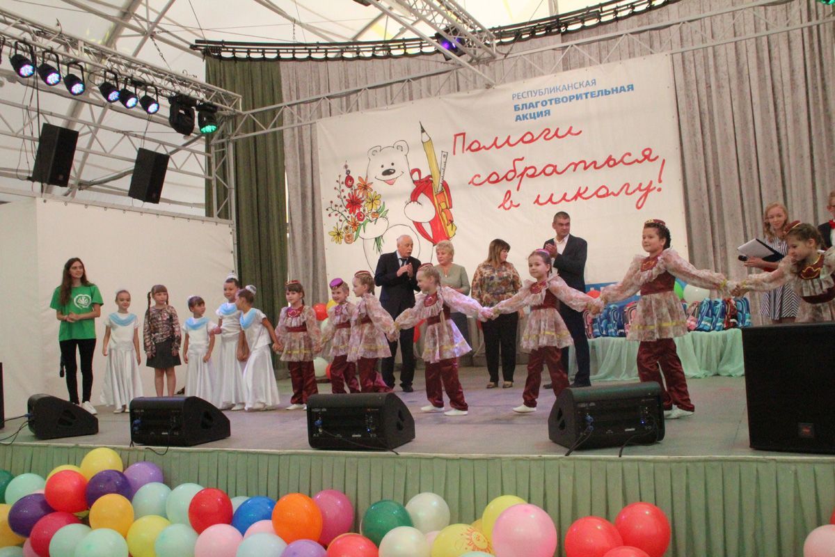 Более 300 татарстанских первоклассников получили &nbsp;школьные ранцы от депутата Госдумы РФ Айрата Хайруллина