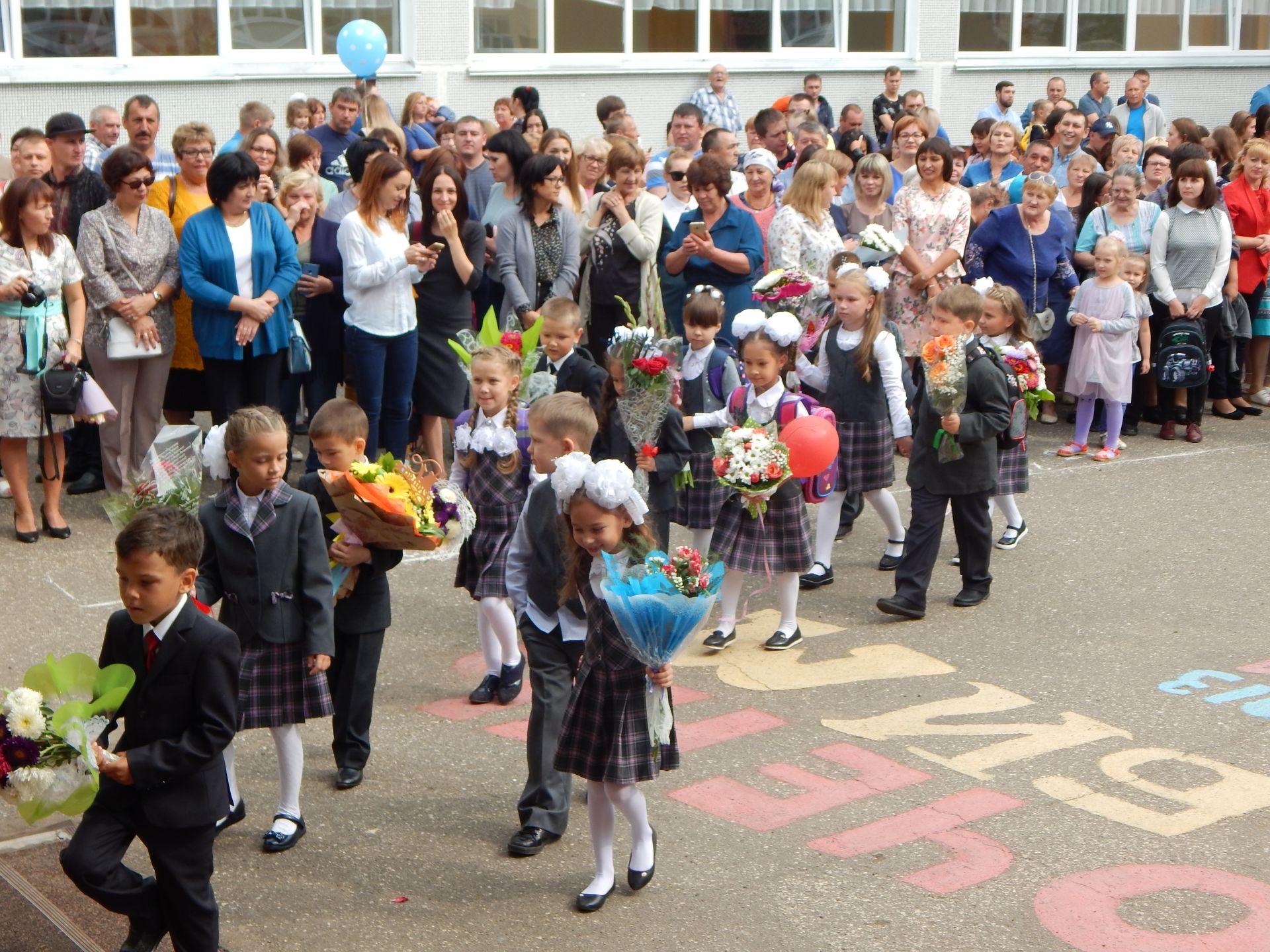 В школах Камских Полян прошли торжественные линейки (фоторепортаж)