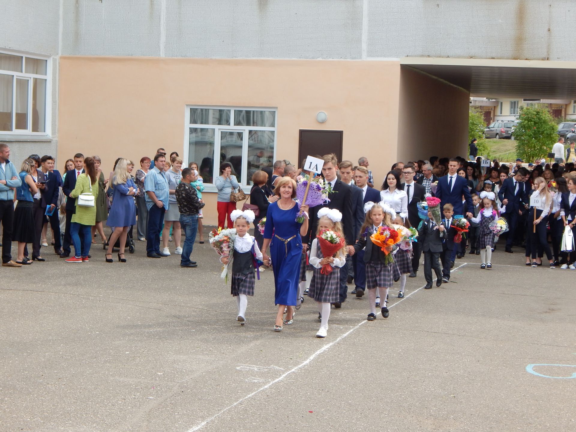В школах Камских Полян прошли торжественные линейки (фоторепортаж)