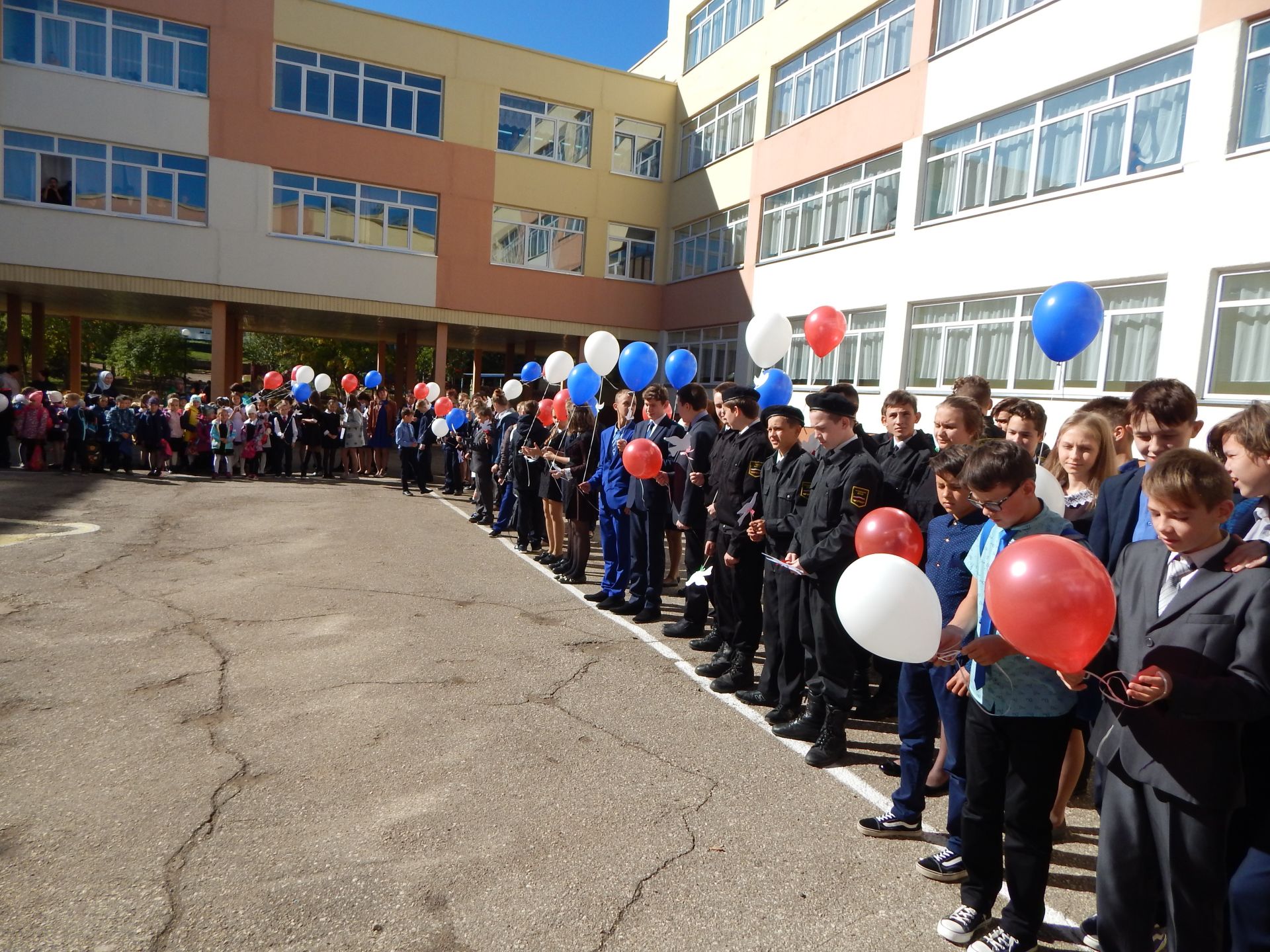 В Камскополянской школе №1 прошла акция "Голубь мира"