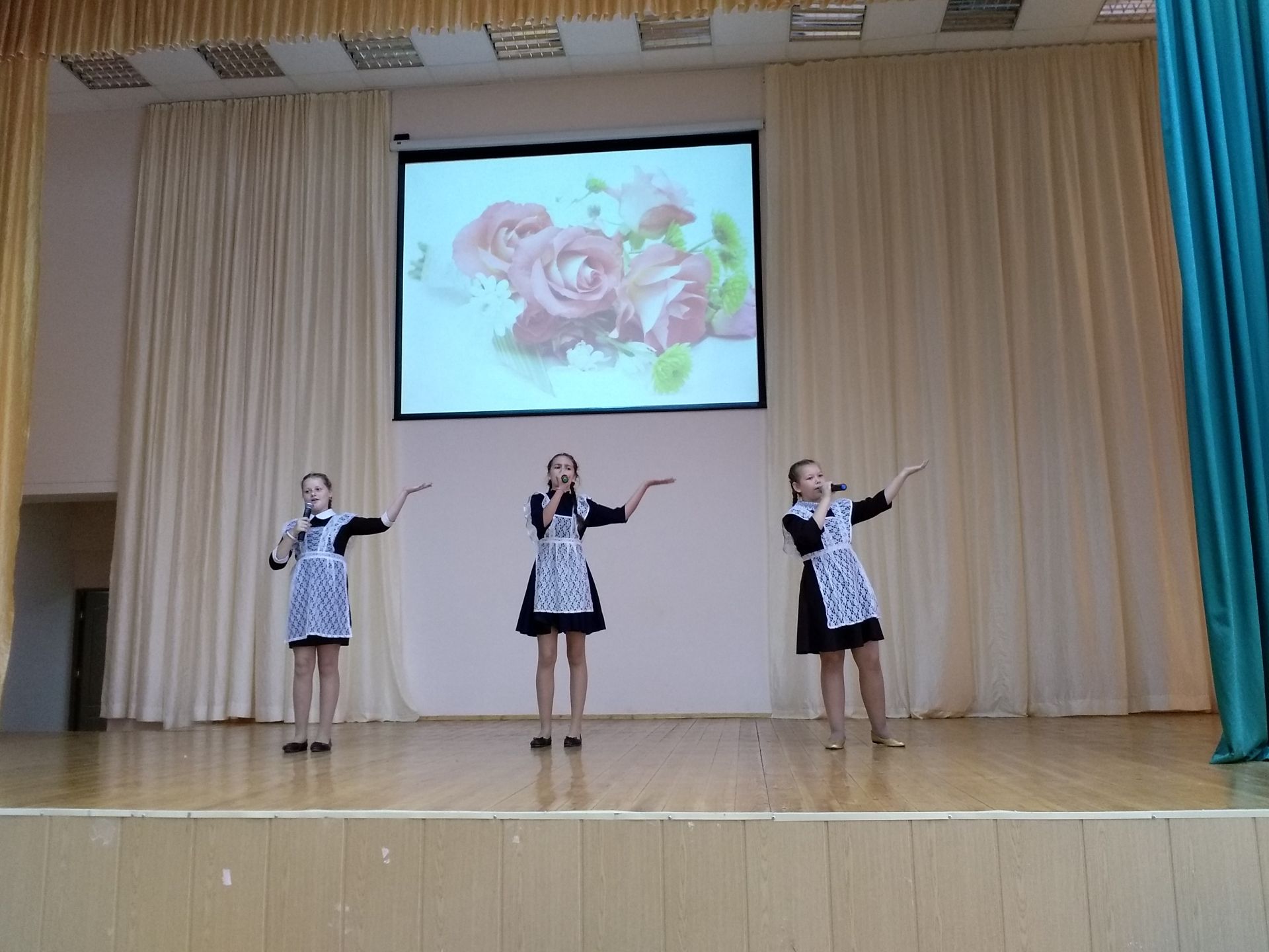 В Камских Полянах в школе №1 состоялся праздничный концерт, посвященный Международному Дню пожилого человека + ФОТОРЕПОРТАЖ