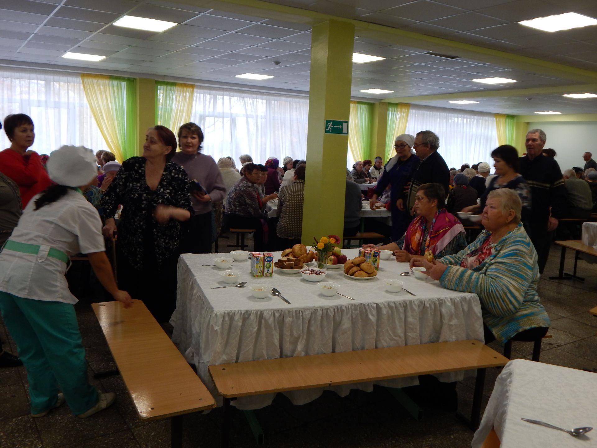 Сегодня в камполянских школах прошло чаепитие, посвященное Международному Дню пожилого человека