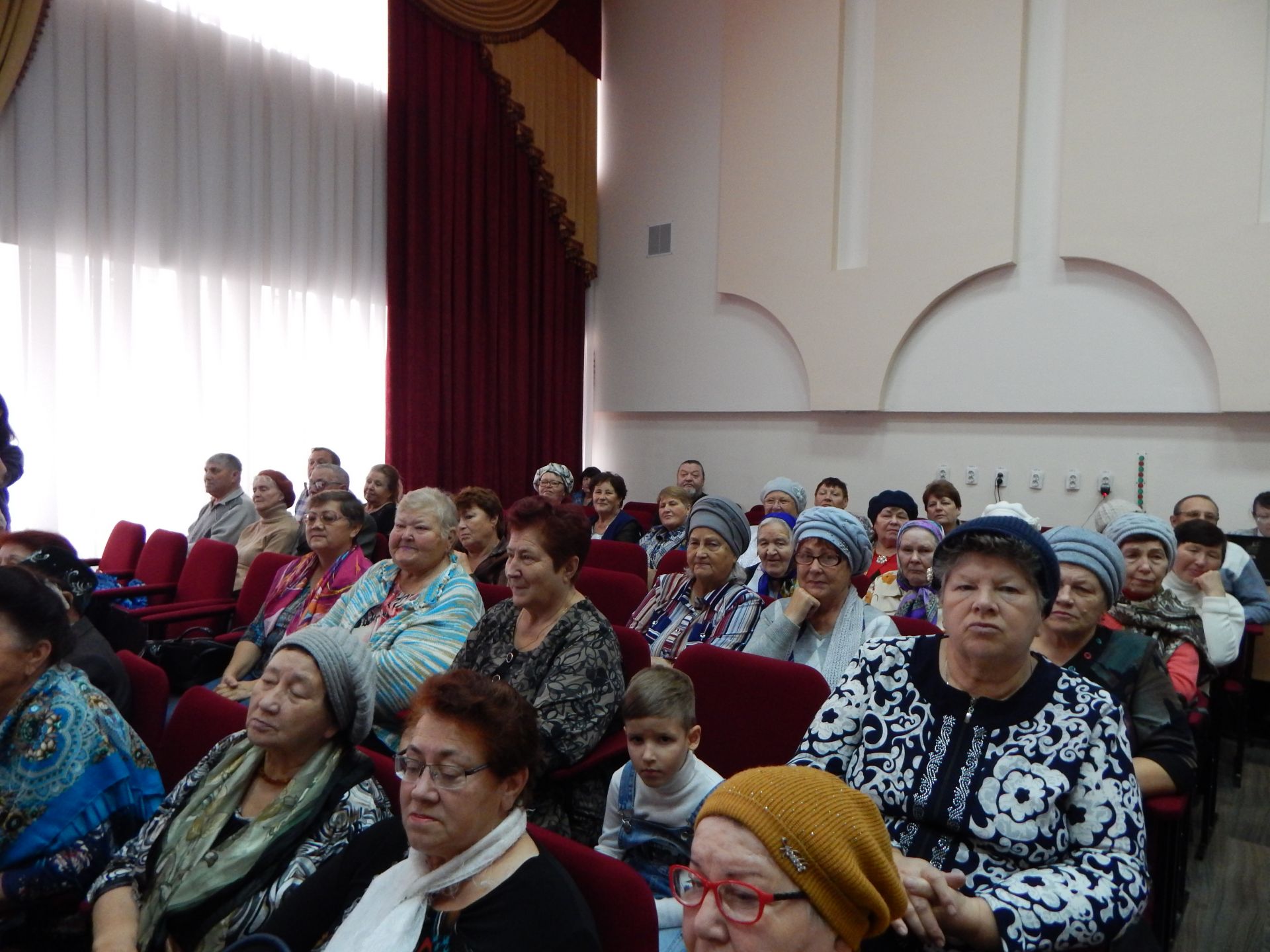 В Камских Полянах в школе №2 состоялся праздничный концерт, посвященный Международному Дню пожилого человека + ФОТОРЕПОРТАЖ