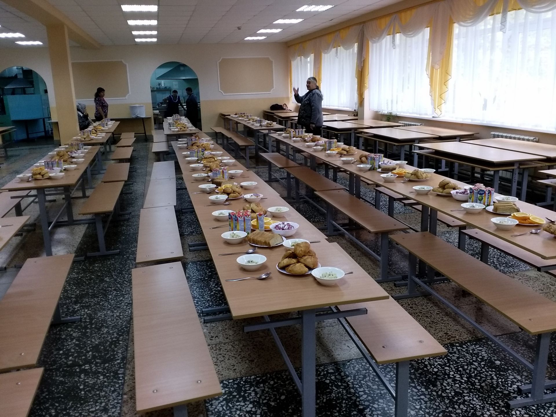 Сегодня в камполянских школах прошло чаепитие, посвященное Международному Дню пожилого человека