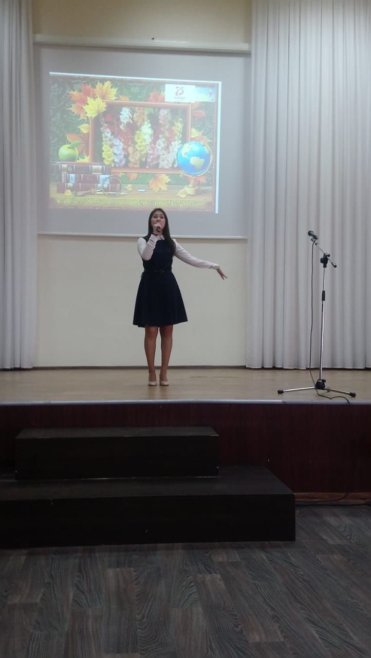 Сегодня в Камских Полянах в школе №2 состоялся праздничный концерт, посвященный Дню учителя