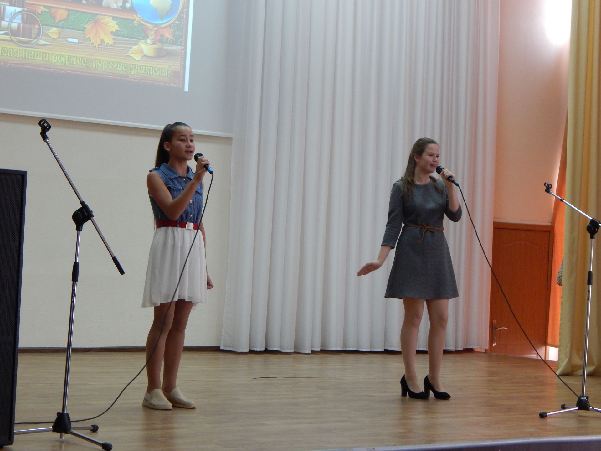 В Камских Полянах в школе №2 состоялся праздничный концерт, посвященный Дню учителя + ФОТОРЕПОРТАЖ
