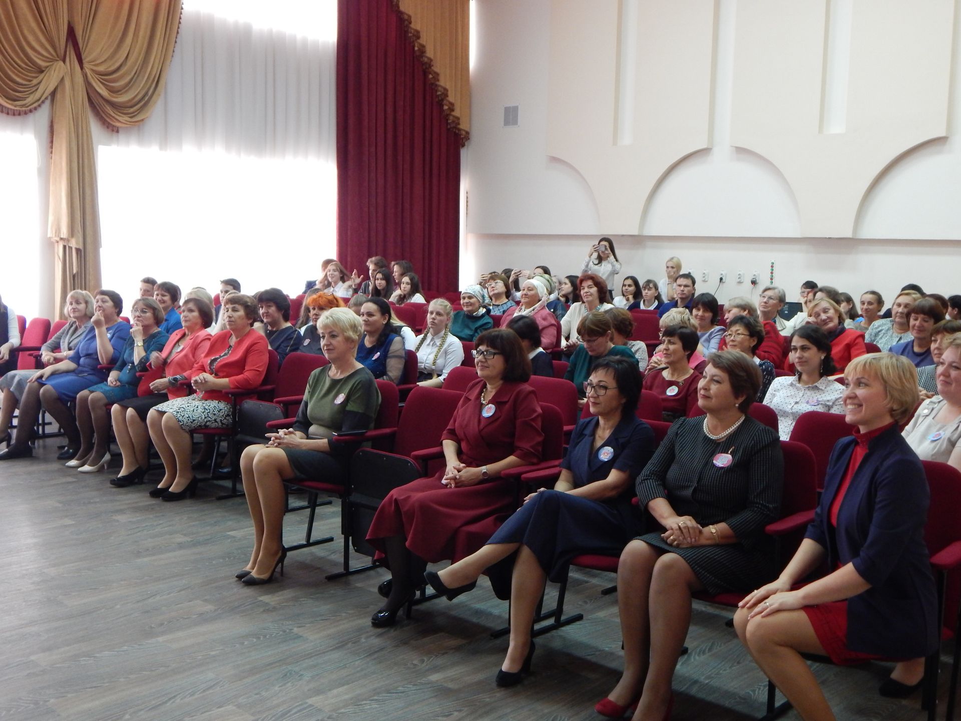 В Камских Полянах в школе №2 состоялся праздничный концерт, посвященный Дню учителя + ФОТОРЕПОРТАЖ