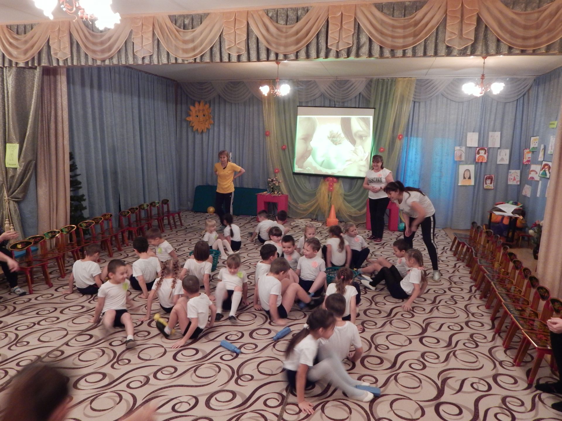 Воспитанники Камскополянского детского сада "Айгуль" посоревновались в веселой эстафете, посвященной Дню матери + ФОТОРЕПОРТАЖ
