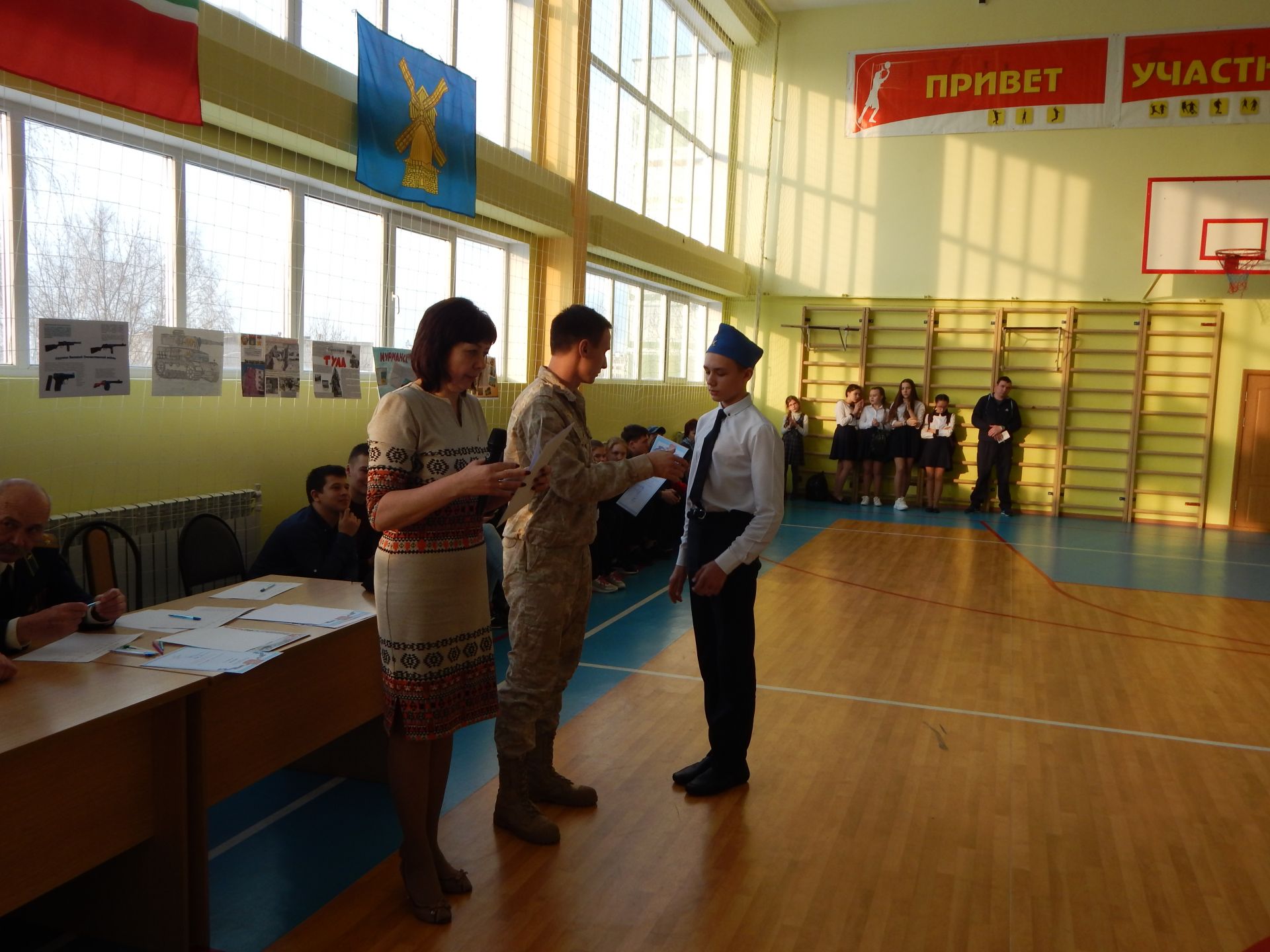 В Камскополянской школе №2 состоялся школьный этап конкурса смотра строя и песни среди учащихся (фоторепортаж)