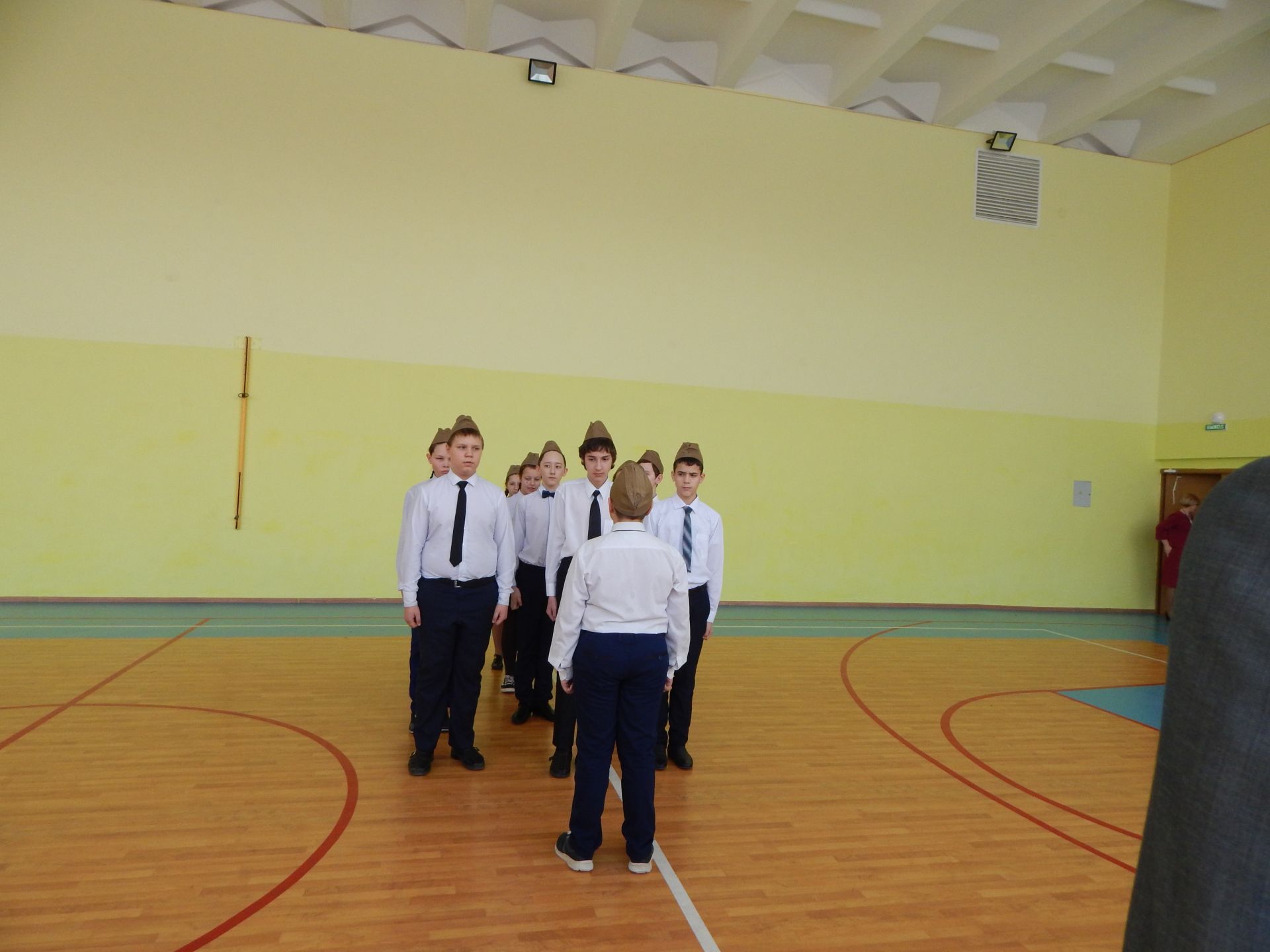 В Камскополянской школе №2 состоялся школьный этап конкурса смотра строя и песни среди учащихся (фоторепортаж)
