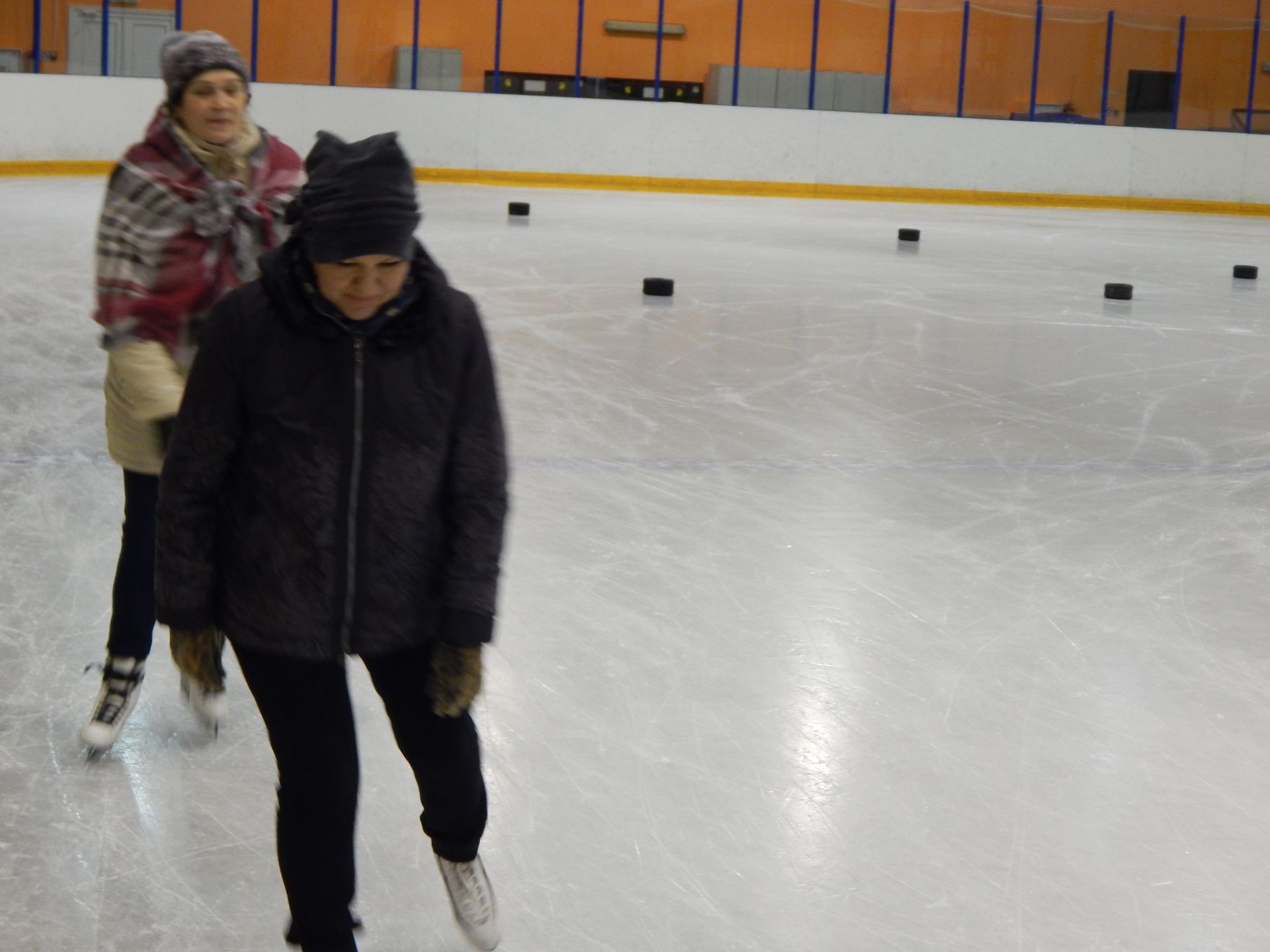 В Камских Полянах в л/д «Олимпия» пенсионеры вышли на лед