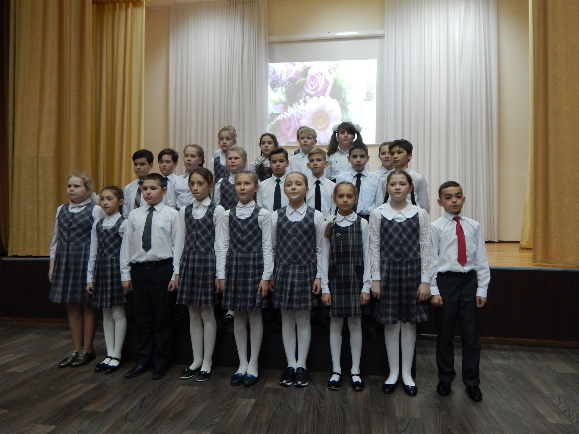 Дети Камских Полян торжественно поздравили ветеранов ВОВ