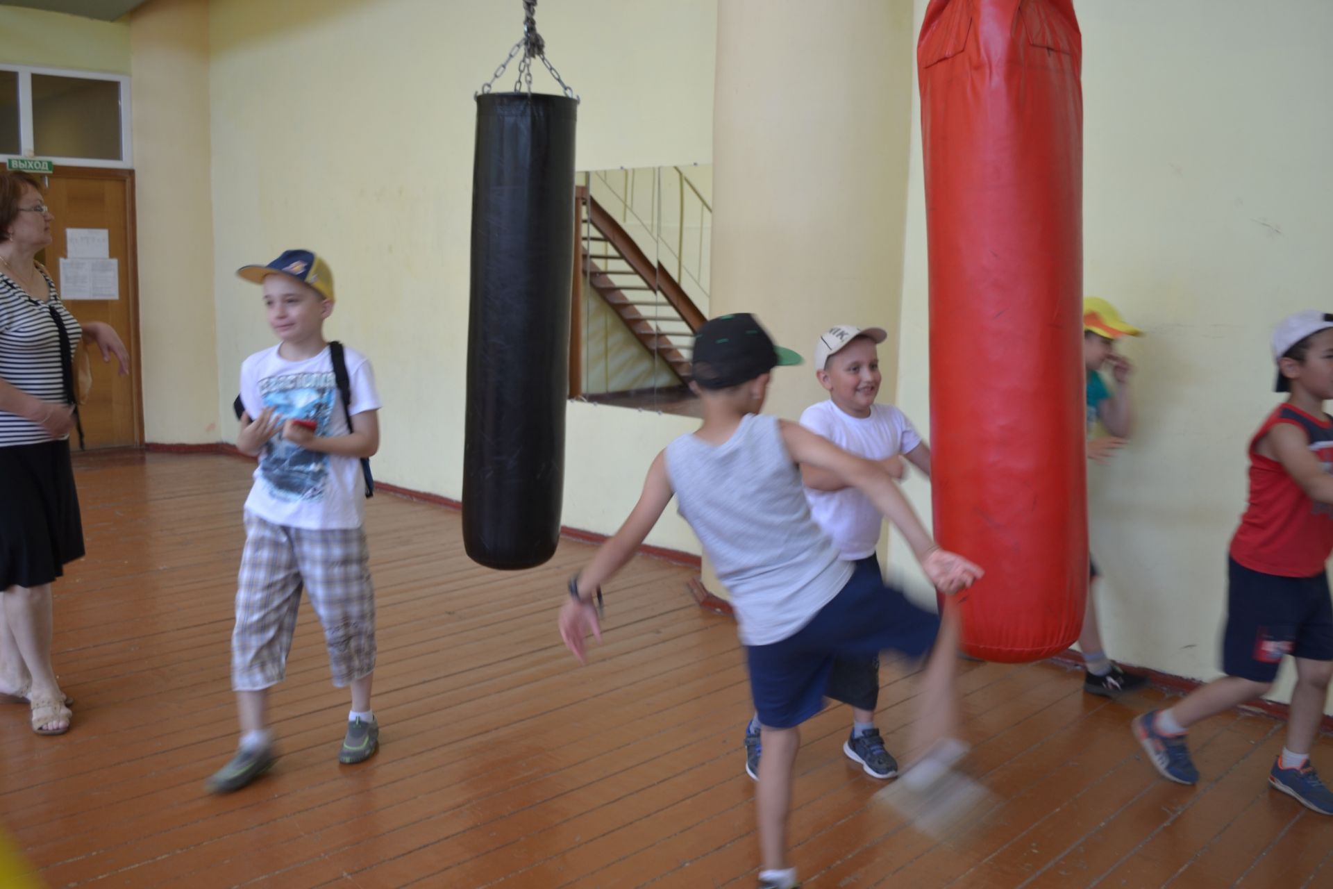 Воспитанники пришкольных лагерей Камских Полян совершили экскурсию в спортивную школу