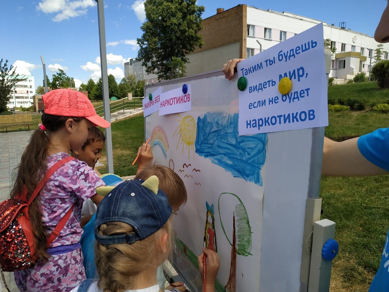 Камполянские активисты Детской районной Думы рисовали с детьми рисунки на тему: "Таким ты будешь видеть мир, если не будет наркотиков"