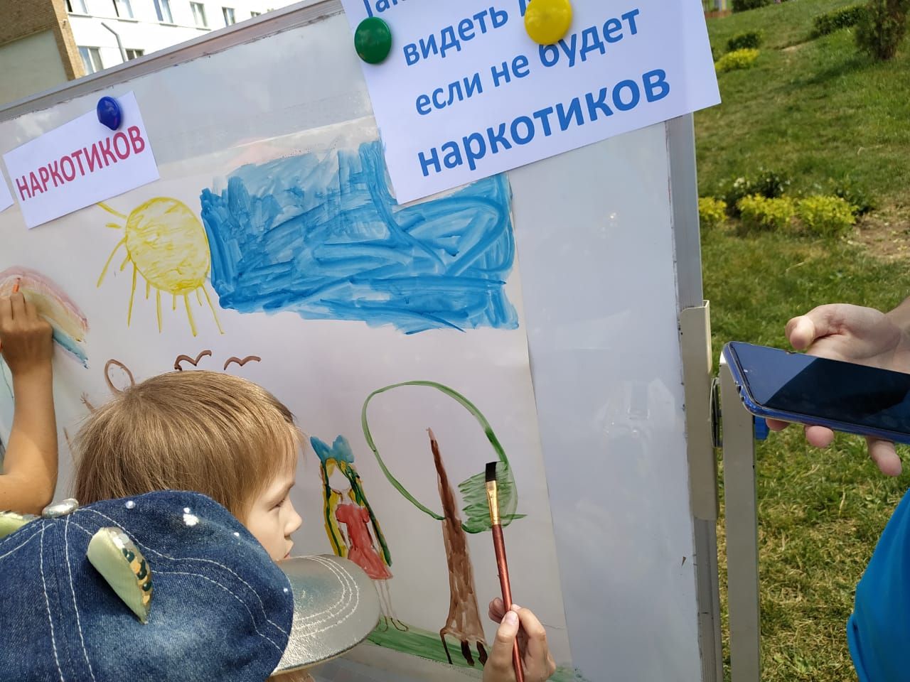 Камполянские активисты Детской районной Думы рисовали с детьми рисунки на тему: "Таким ты будешь видеть мир, если не будет наркотиков"