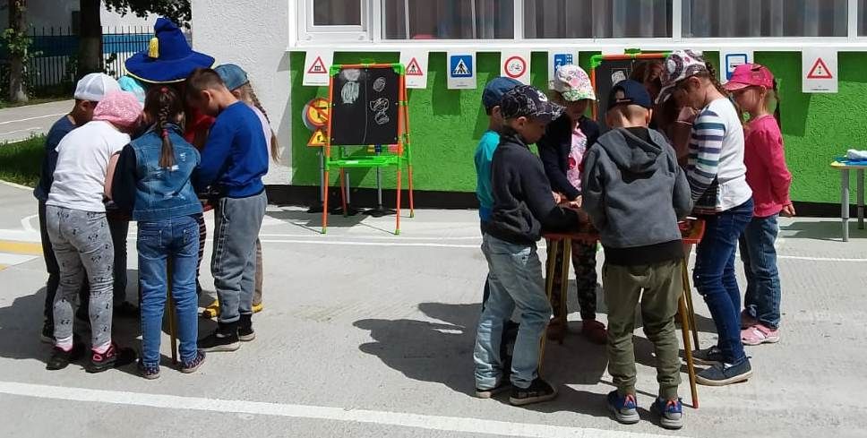 Сотрудники Госавтоинспекции Татарстана с помощью инсталляции реального города обучают детей правилам безопасного поведения на дороге