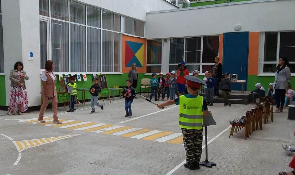 Сотрудники Госавтоинспекции Татарстана с помощью инсталляции реального города обучают детей правилам безопасного поведения на дороге