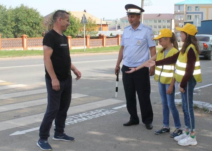 ЮИДовыцы Татарстана помогли сделать пешеходные переходы безопасными, раскрасив тротуары громкими надписями «Внимание!»