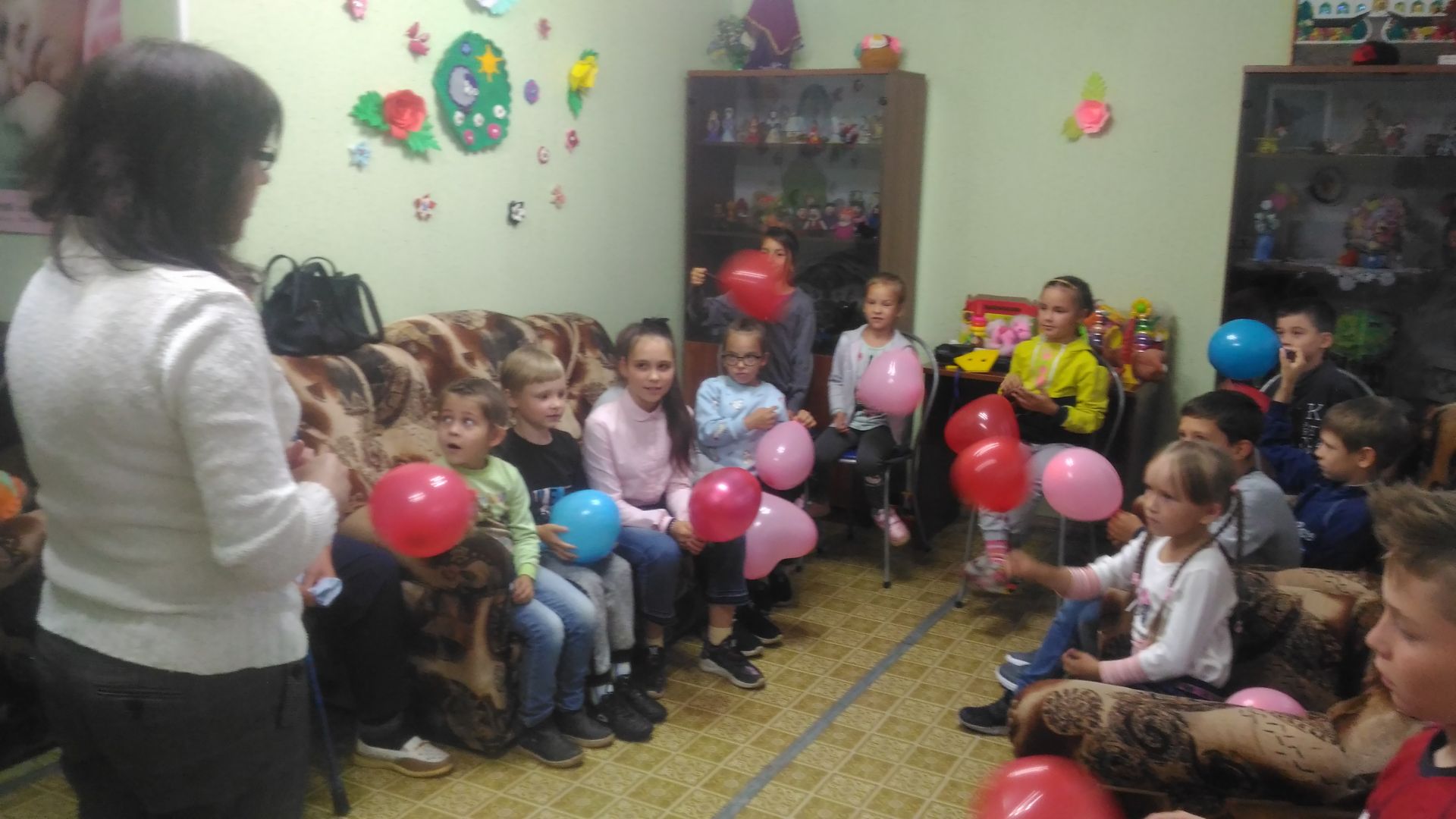 Социальный педагог Центра «Веста» совместно со специалистами, провела развлекательное мероприятие «Мой день рожденья!»