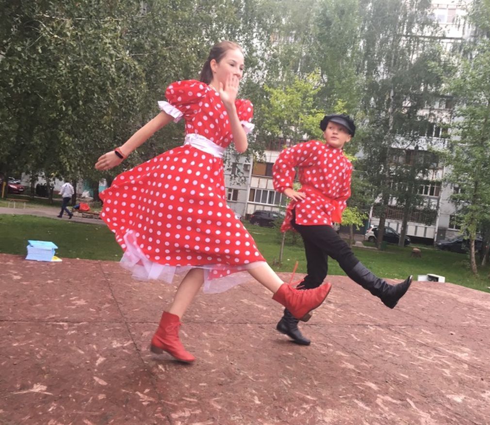 Подростковые клубы поддержали проект партии «Единая Россия» по благоустройству дворов и провели для людей праздник под открытым небом