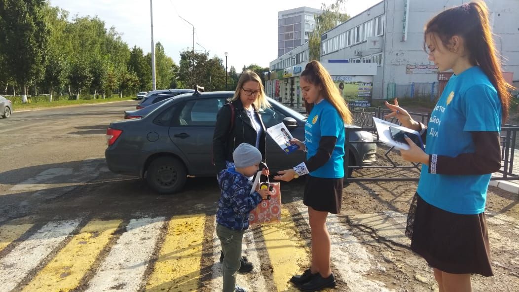 Камполянские активисты Детской районной Думы переводили детей через дорогу по зебре, объясняя им правила дорожного движения