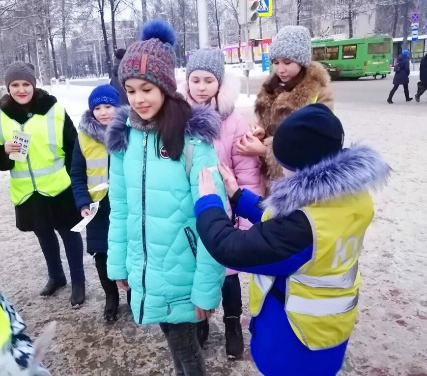 В Татарстане сотрудники ГИБДД совместно с представители ЮИД провели ликбез для водителей и пешеходов