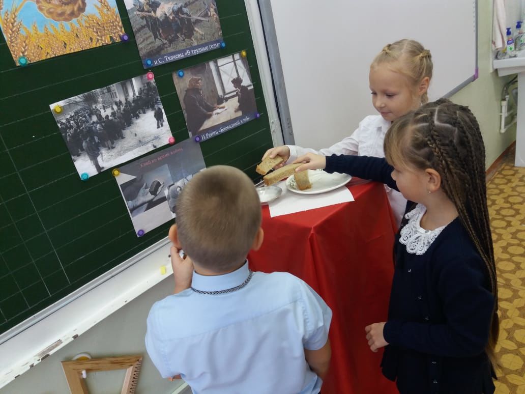 В камполянской школе №2 состоялось мероприятие на тему «Хлеб – всему голова»