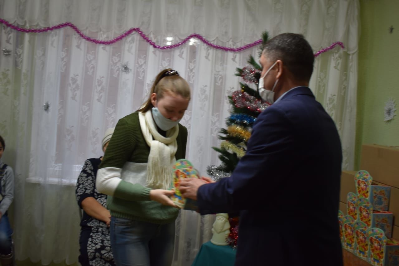 Представители депутата поздравили особенных детей Камских Полян с наступающим Новым годом