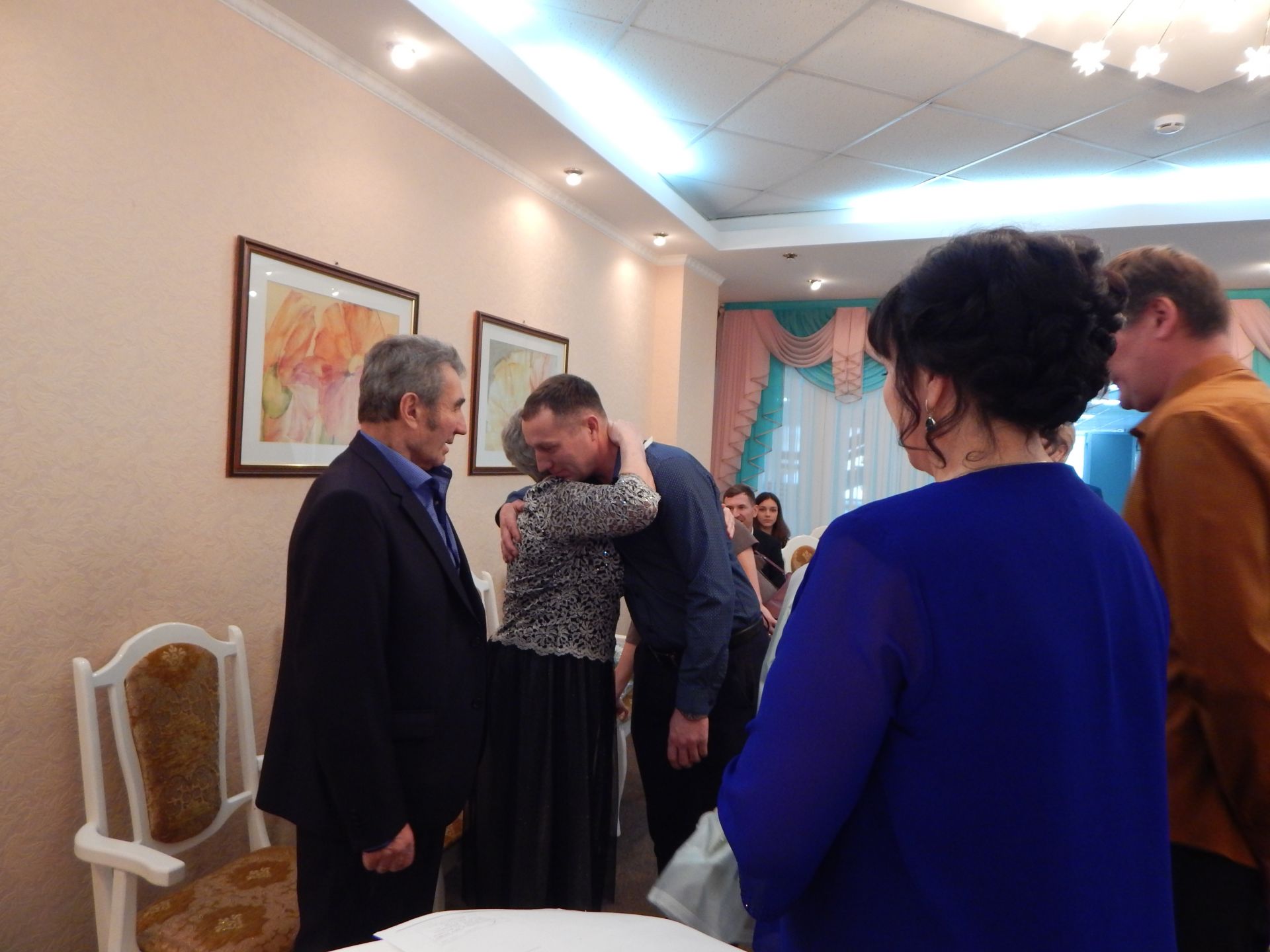 В Камских Полянах начальник отдела ЗАГС поздравила с золотым юбилеем совместной жизни чету Тарасовых