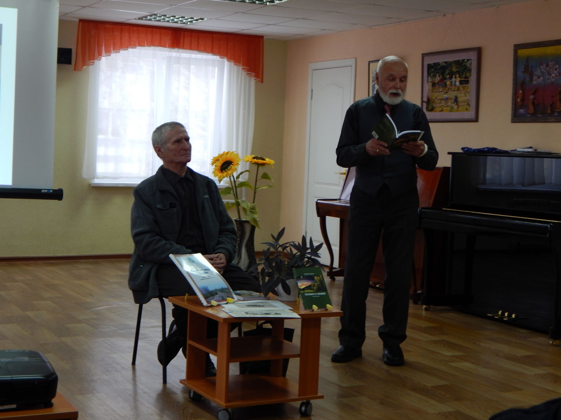 Камполянский поэт Таир Умяров презентовал свой сборник стихов + ФОТОРЕПОРТАЖ