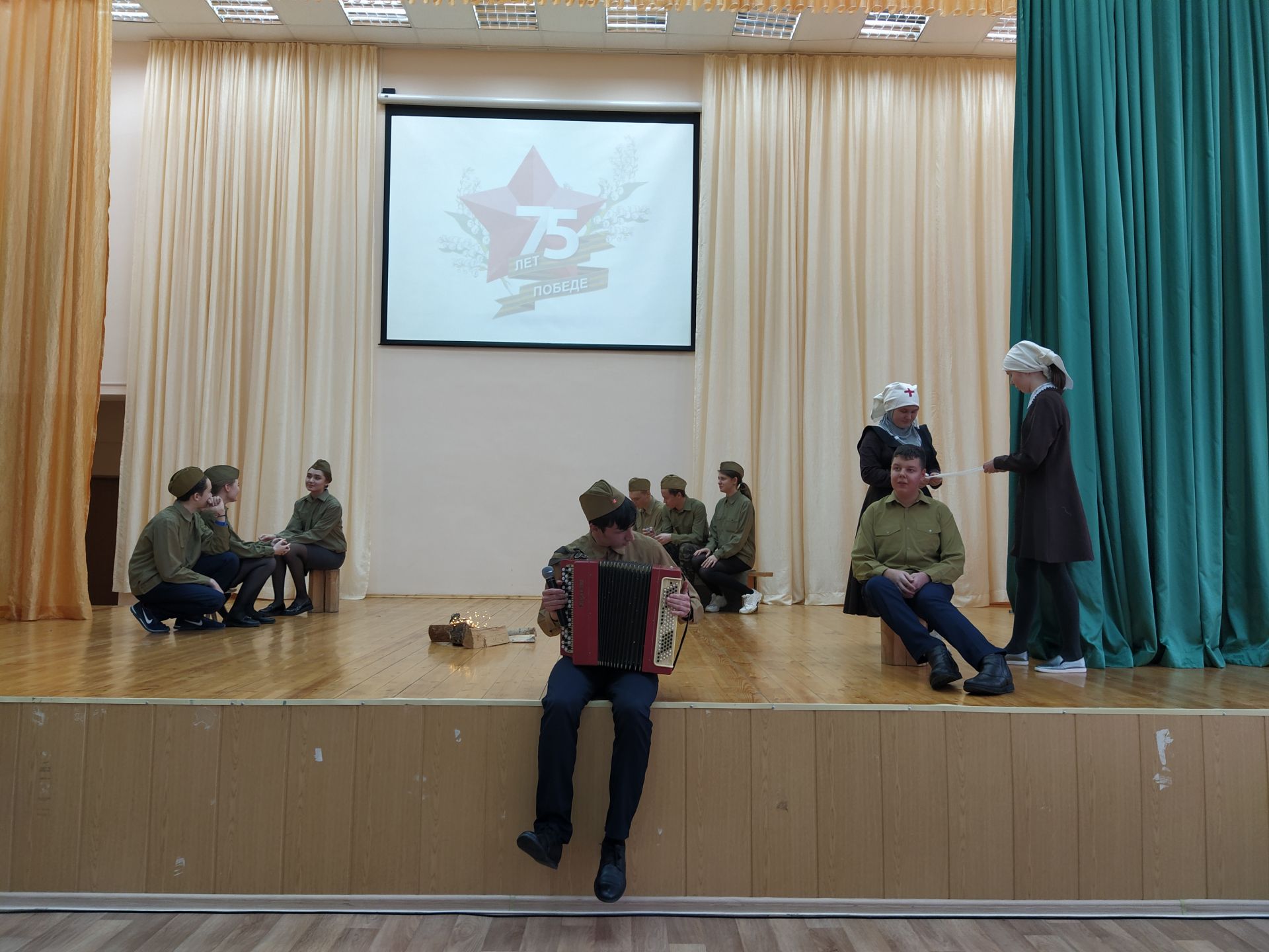 В Камполянской школе №1 прошел конкурс инсценированной военной песни + ФОТОРЕПОРТАЖ