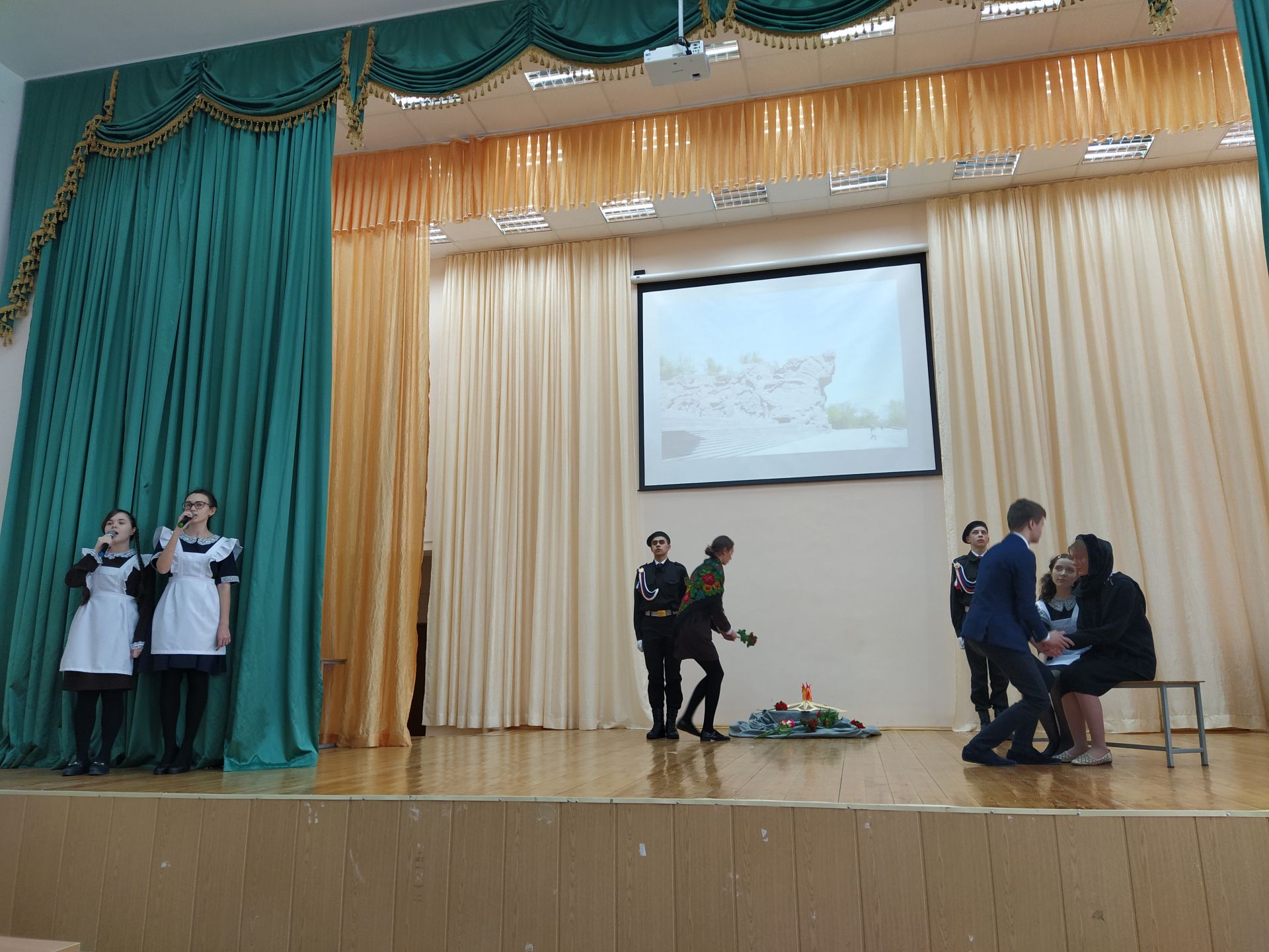 В Камполянской школе №1 прошел конкурс инсценированной военной песни + ФОТОРЕПОРТАЖ