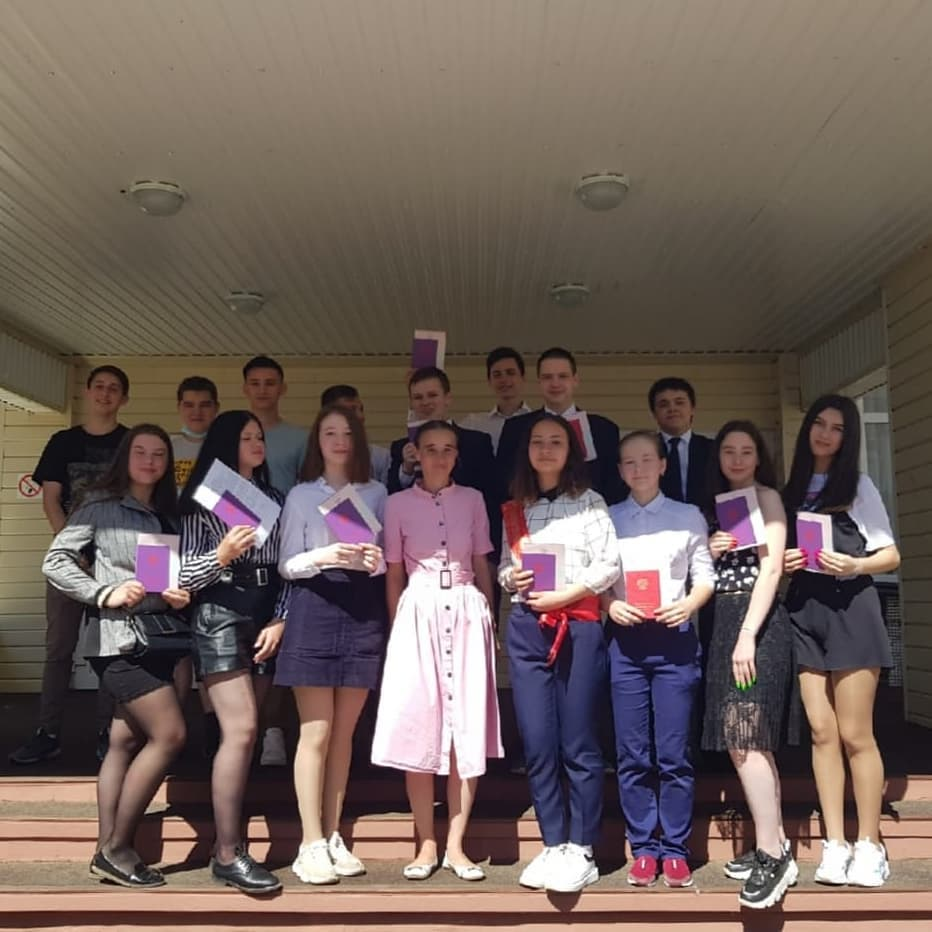 В Камских Полянах состоялось торжественное вручение аттестатов выпускникам школ