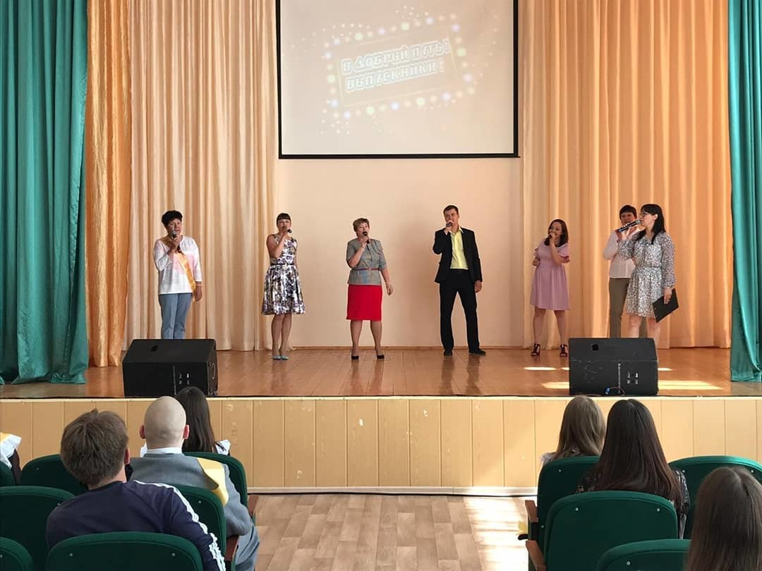 В Камских Полянах состоялось торжественное вручение аттестатов выпускникам школ