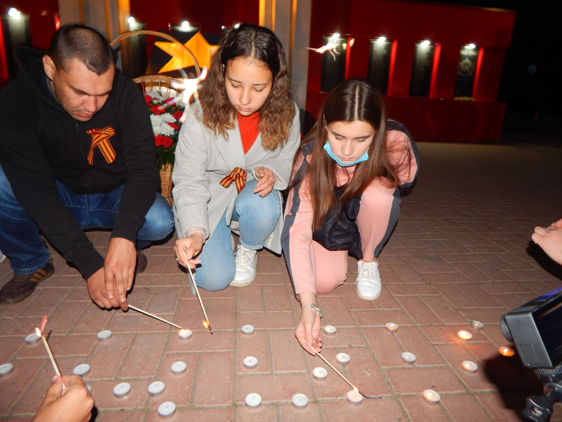 В память о героях войны в Камских Полянах зажглись свечи + ФОТОРЕПОРТАЖ